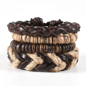 Vue détaillée de bracelets multicouches en cuir avec perles en bois et éléments nautiques