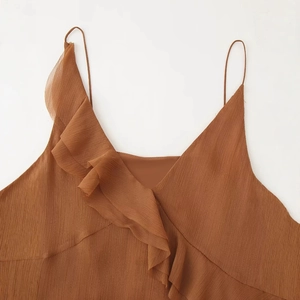 Top caraco marron plissé à volants pour femme avec col en V et fines bretelles souples