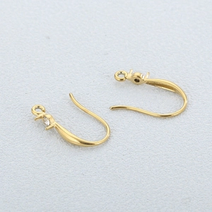 Makroaufnahme von vergoldeten Edelstahl-Ohrhaken mit funkelnden Kristallen für Schmuck