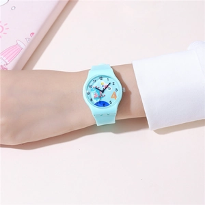 Dettaglio dell'orologio al quarzo per bambini verde menta con dinosauro e cinturino in silicone