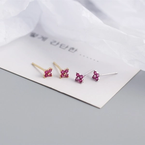 Detailed close-up of S925 sterling silver four-leaf flower stud earrings in pink and gold