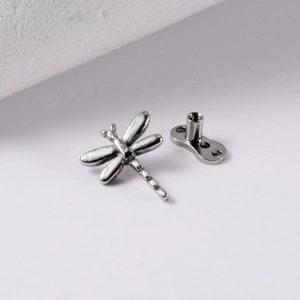 Dermal Anchor Piercing Libelle aus Chirurgenstahl mit silberner Gewindebasis
