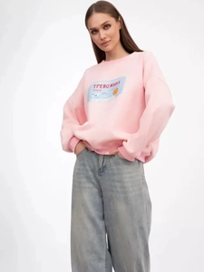 Detail eines rosa Sweatshirts mit Rundhalsausschnitt, Rippbündchen und Vintage-Grafik