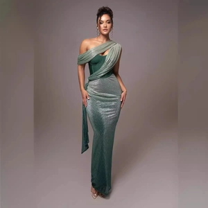 Robe de soirée élégante vert émeraude à épaules dénudées avec reflet métallique chic