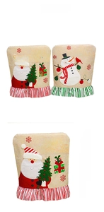 Détail de housses de chaise de Noël brodées avec motifs père Noël et volants rayés