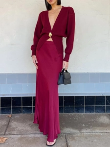 Elegante cardigan in maglia rosso vino con scollo a V e gonna lunga in raso per l'autunno