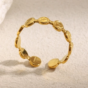 Détail d'une bague en acier plaqué or 18 carats avec un design unique de disques ronds