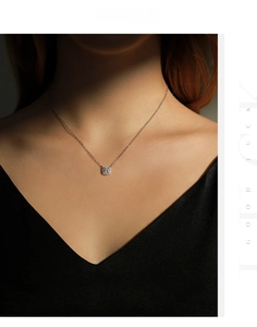 Vue rapprochée d'un collier en argent s925 avec moissanite carrée porté par un mannequin