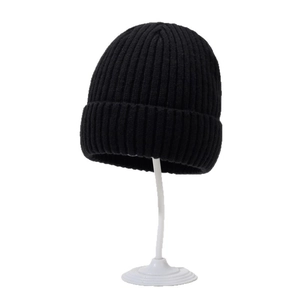 Bonnet en maille côtelée noire pour homme avec revers pour la chaleur en automne-hiver