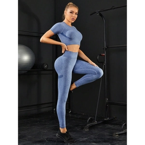 Detail eines blauen nahtlosen Yoga-Sets mit hoher Taille Leggings und bauchfreiem Top