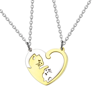 Détail de pendentifs chats emboîtables or et argent formant un cœur sur une chaîne