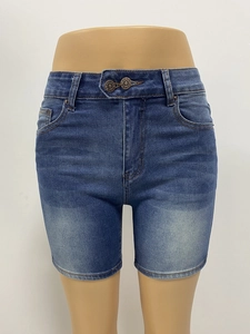 Detalle de los pantalones cortos vaqueros azul lavado con doble botón y diseño ajustado