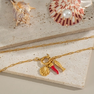 Collier doré sur le thème de la mer avec coquillage, corail rouge et pendentif poisson