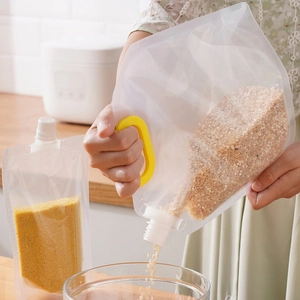 Sacco trasparente per cereali con manico giallo e beccuccio bianco per la conservazione