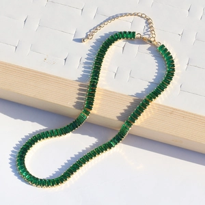 Detail of emerald green zircon necklace with gold-plated claw chain and lobster clasp