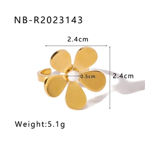 Detail of adjustable gold flower ring with 2.4cm diameter and 0.5cm pearl center