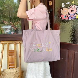 Détail du sac cabas en toile violette avec broderies colorées Lucky Sozakka