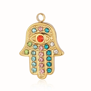 Makroaufnahme von Hamsa-Hand-Anhänger aus Gold-Edelstahl mit bunten Straßsteinen