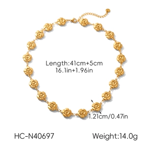 Vue détaillée du collier rose dorée montrant la longueur de 41cm et les fleurs de 1,21cm