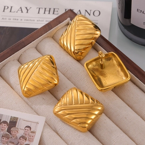 Boucles d'oreilles carrées dorées avec texture tissée diagonale en acier titane pur