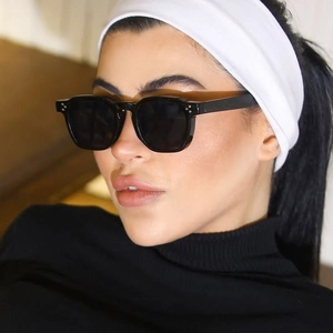 Occhiali da sole quadrati neri classici con rivetti per uomo e donna in stile moda