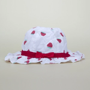 Dettaglio cappello da sole bianco per neonati con stampa di fragole e nastro a fiocco