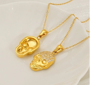 Détail des pendentifs tête de mort avec zircons sur un collier plaqué or 18 carats de luxe