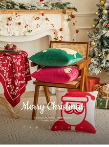 Détail de la broderie Père Noël et élan sur housses de coussin déco en velours de Noël