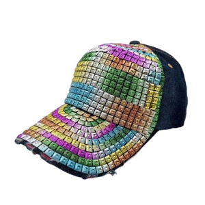 Berretto in denim con strass quadrati arcobaleno e visiera con effetto invecchiato