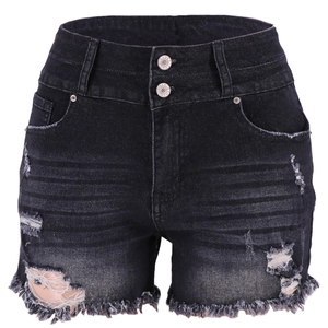 Détail d'un short en jean noir taille haute avec doubles boutons et ourlet effiloché