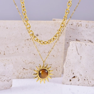 Vue macro du collier double épaisseur en acier inoxydable avec soleil et oeil de tigre