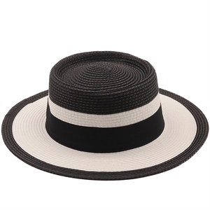 Chapeau canotier bicolore noir et blanc pour femme avec large bord plat idéal pour l'été