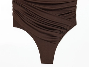 Détail du tissu froncé marron foncé et de la texture hautement élastique du body