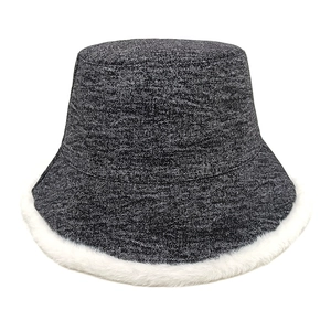 Détail d'un chapeau bob en laine gris avec bordure chaude en fausse fourrure blanche