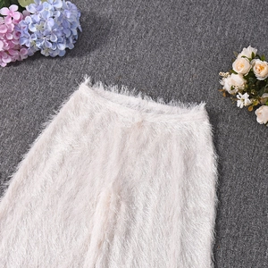 Détail de la texture pelucheuse blanche du pantalon taille basse raccourci