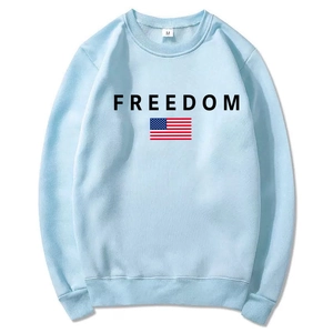 Sweat-shirt unisexe bleu clair avec texte Freedom et drapeau américain sur fond blanc uni