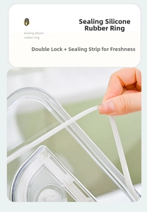 Detail view of the sealing silicone ring and snap lid for leakproof food storage