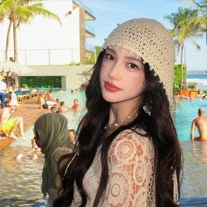 Cappello beige all'uncinetto stile bohémien con perle per vacanze estive al mare