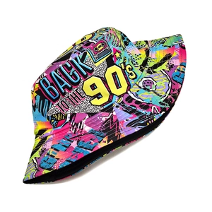 Bob rétro années 90 avec motifs graffiti de cassettes pour protection solaire et style