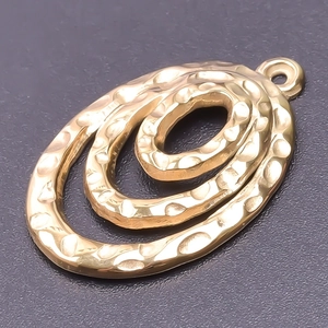 Dettaglio del ciondolo ovale martellato placcato oro 18k per creazione di collane