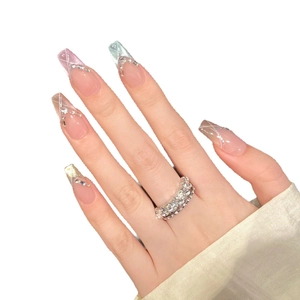 Unghie finte lunghe a trapezio con sfumature macaron e decorazioni in strass brillanti