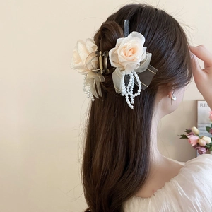Elegante pinza per capelli con fiori beige, perle e fiocco in pizzo vista posteriore