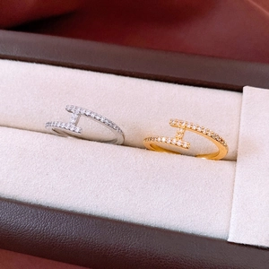 Makroaufnahme von H-förmigen offenen Ringen in Gold und Silber mit Pavé-Zirkonia Steinen