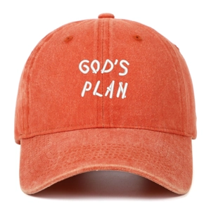 Détail de la broderie blanche God's Plan sur une casquette en coton lavé orange