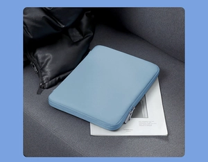 Dettaglio della custodia per tablet in pelle PU azzurra con doppia cerniera sicura