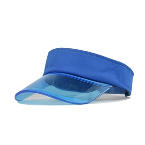 Détail d'une visière bleue avec bord en plastique translucide et bandeau en tissu assorti