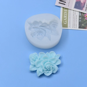 Moule en silicone en forme de rose et création en résine bleue sur fond bleu