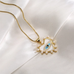 Collana a cuore placcata oro con occhio greco blu e perle su seta bianca