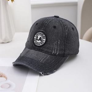 Berretto da baseball in denim lavato grigio scuro con ricamo Los Angeles e bordi sfrangiati