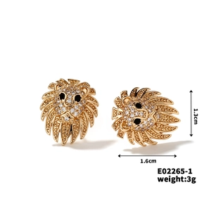 Vue détaillée des boucles d'oreilles lion en or avec zircone, taille 1,3 cm par 1,6 cm